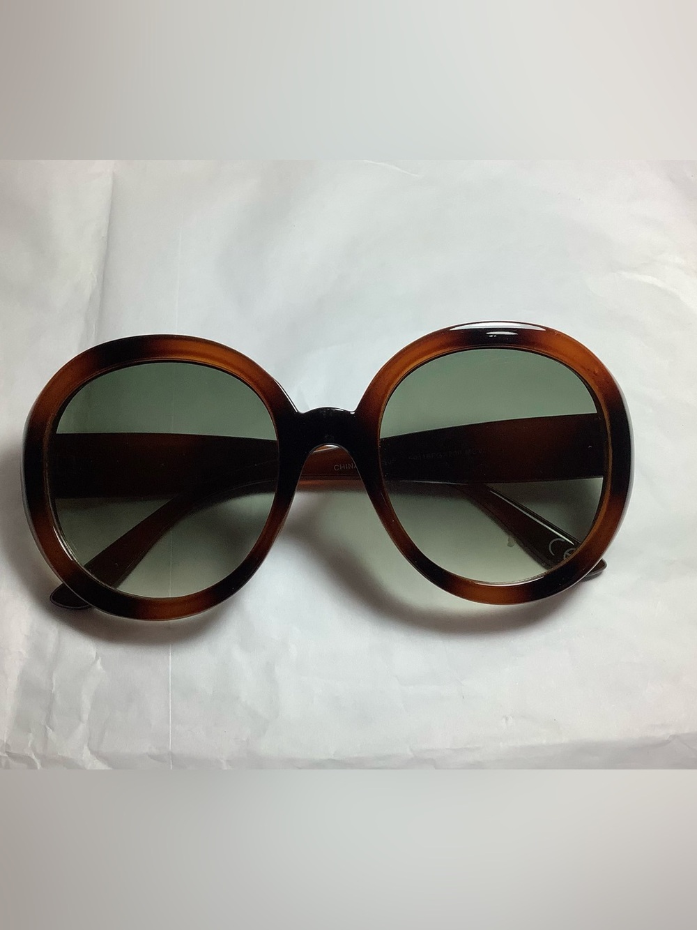 Cloe eyewear, oversized, tortoiseshell sunglasses. Gradient lenses FGX 200.